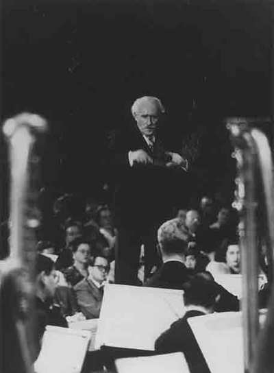 Arturo Toscanini, al frente de la Filarmónica de Nueva York.