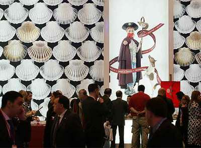 Visitantes de la feria de turismo Fitur en uno de los pabellones dedicados a Galicia.