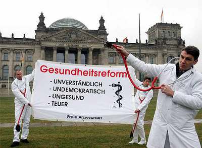 Protesta de una asociación de médicos contra la reforma sanitaria ante el Parlamento alemán ayer en Berlín.