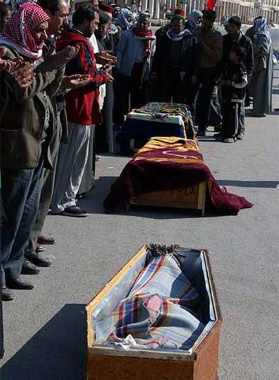 Vecinos de Hila rezan ante las víctimas de un atentado el jueves.