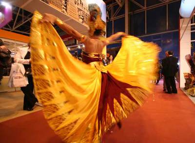 Danza tradicional en el espacio de Indonesia en Fitur, la feria de turismo de Madrid abierta desde el miércoles en el recinto ferial  Juan Carlos I.