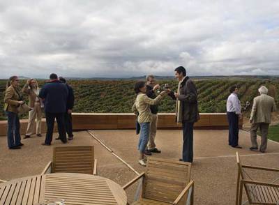 Cata en la bodega Juan Alcorta, en Logroño (La Rioja), proyectada por Ignacio Quemada. Se organizan visitas a diario.