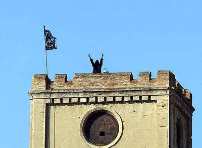 Un  okupa  alza los brazos tras la toma del ex recinto industrial de Can Ricart, en Barcelona.