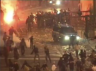 Grupos de ultras atacan a la policía la noche del viernes en Catania.