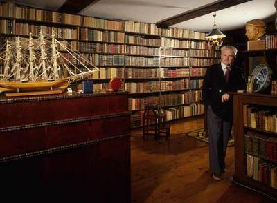 Julio Caro Baroja posa en la biblioteca de su casa de Itzea, barrio de Vera de Bidasoa (norte de Navarra), que había adquirido su tío Pío Baroja a principios del siglo XX