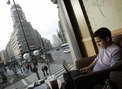 El Edificio Capitol, visto desde una de las cafeterías de la Gran Vía.