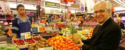 El ministro Clos, gran amante de la fruta y visitador de mercados. Dice que los membrillos le recuerdan su infancia.