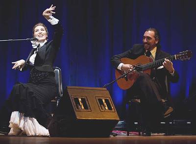 Estrella Morente y, a la guitarra, José Carbonell,  Montoyita,  durante su actuación en el Flamenco Festival.