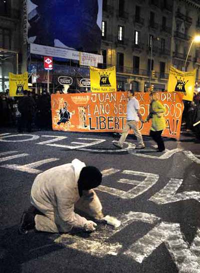 Protesta 'okupa' por tres detenidos