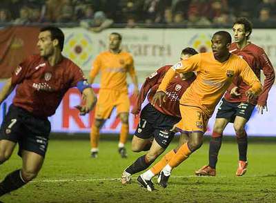 Eto'o se prepara entre varios rivales para rematar un pase.