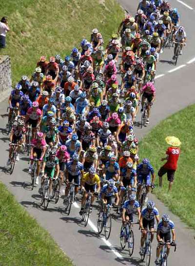 El pelotón, en una etapa del Tour de 2005.