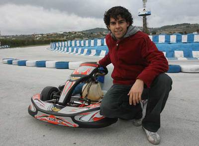 Adrián Vallés posa el sábado pasado junto a un  kart  en el circuito de su familia en Teulada.