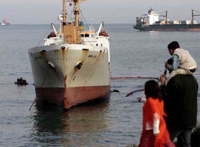 El  Sierra Nava  (en primer plano), encallado frente a la costa de Algeciras.