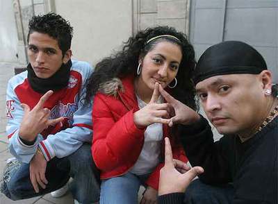 Un joven   latin king  , junto a Queen Melody y King Manaba, en el centro de Barcelona.