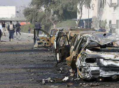 Vehículos quemados tras un atentado contra una gasolinera en el centro de Bagdad.