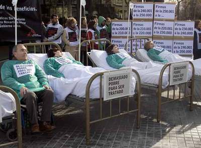 Activistas de Médicos sin Fronteras, durante una protesta ante la sede de Novartis en Barcelona.