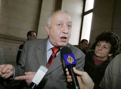 Un responsable de la Gran Mezquita de París, Abdellah Zekri, habla con la prensa a su llegada al tribunal.