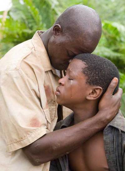 Djimon Hounsou y Kagiso Kuypers, en  Diamante de sangre. 
