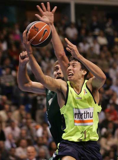 Ukic y De Miguel pugnan por el balón.