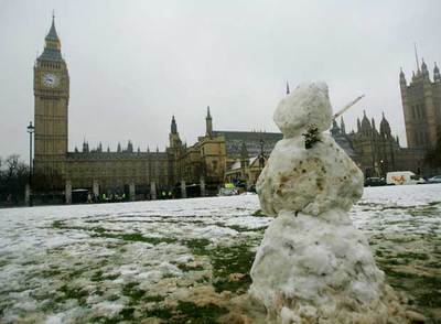 Un muñeco de nieve delante del palacio de Westminster, ayer en Londres.