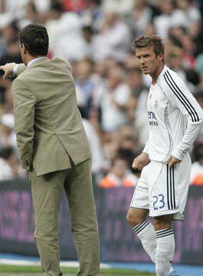 Fabio Capello da instrucciones a Beckham durante el  derby  contra el Atlético.