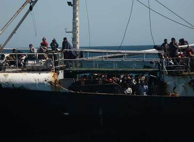 Inmigrantes en las cubiertas del  Marine I.  La fotografía fue tomada el jueves por la tarde por miembros de Cruz Roja Española y la OIM desde un barco que les llevó ayuda humanitaria.