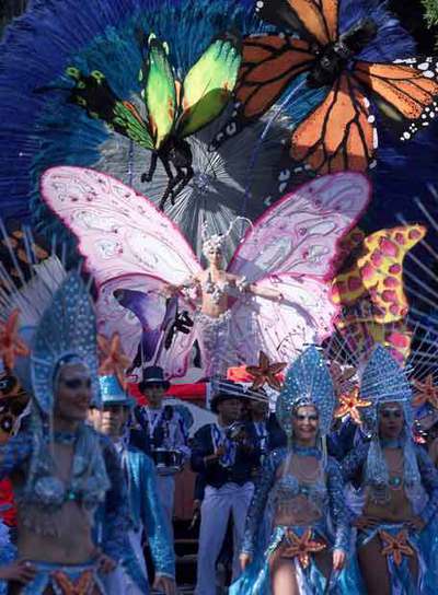 Bailarinas durante un desfile de Carnaval en el centro de Santa Cruz.