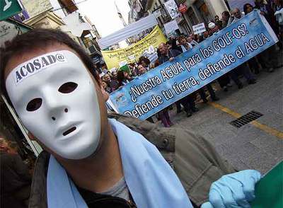2.000 personas se manifiestan contra los chalés de Ronda