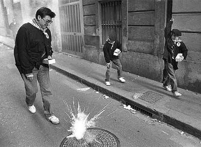 Dos niños con  trons de bac   participan en una   despertà   en el barrio de Velluters de Valencia, en una foto de archivo. 