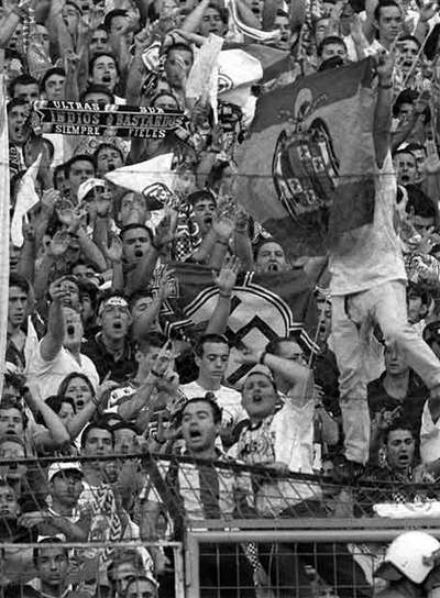 Seguidores  ultras  del Madrid muestran sus símbolos durante un partido contra el Atlético en 1997.