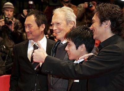 Ken Watanabe, a la izquierda, con Clint Eastwood y los actores Karuzani Ninomiya y Tsuyoshi Ihara, a su llegada a la gala en la que el director estadounidense recibió un premio honorífico, antes de la proyección de  Cartas desde Iwo Jima .