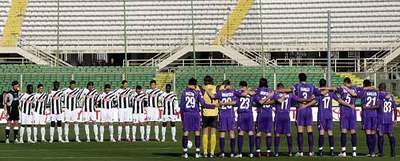 Ante las gradas vacías, los futbolistas del Fiorentina y el Udinese guardan un minuto de silencio por el policía asesinado en Catania.