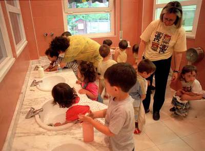 Un grupo de niños aprende higiene personal en una escuela pública de Madrid.