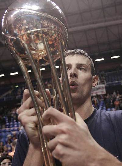 Trias, con el trofeo de campeón de Copa.