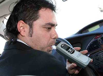 El  alcolock  impide arrancar el coche si el conductor ha bebido.