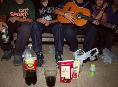 Jóvenes que consumen bebidas alcohólicas durante un  botellón  de fin de semana en Madrid.