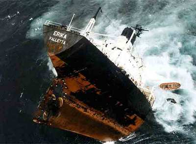 Hundimiento del petrolero  Erika , ante las costas francesas de Bretaña, en 1999.