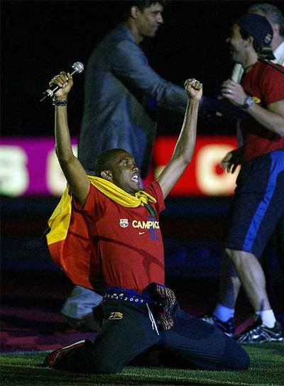 Eto'o celebra el título de Liga ganado en 2005.