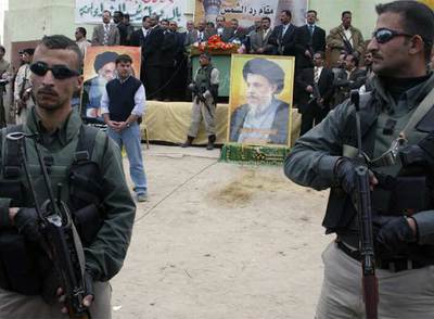 Soldados iraquíes hacen guardia mientras el primer ministro. Nuri al Maliki, pronuncia un discurso en Hilla, 100 kilómetros al sur de Bagdad