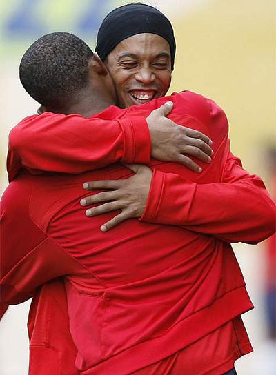 Eto'o, de espaldas, se abraza a Ronaldinho ayer en el entrenamiento.