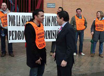 Un sindicato pide la dimisión de Calvo por un fuego en comisaría