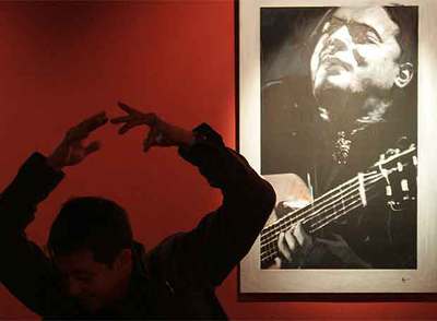 Julio Cebrián, junto a una de las obras incluidas en la muestra   Retratos con duende.  