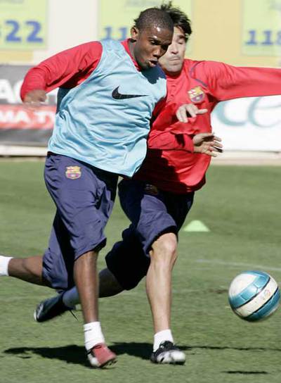 Eto'o disputa el balón a Deco en el entrenamiento de ayer en el Camp Nou.