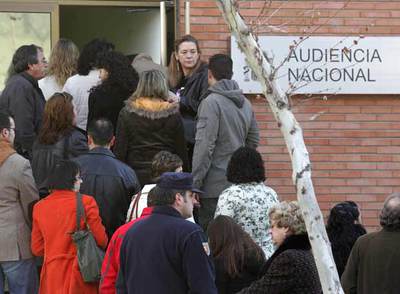 LAS VÍCTIMAS, FRENTE A LOS VERDUGOS