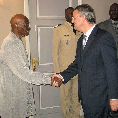 El ministro de Trabajo, Jesús Caldera, saluda al presidente senegalés, Abdulaye Wade.