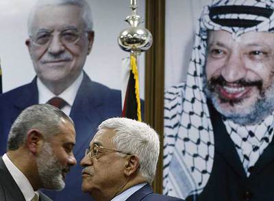 El primer ministro palestino, Ismail Haniya (izquierda), saluda al presidente, Mahmud Abbas, ayer en Gaza.