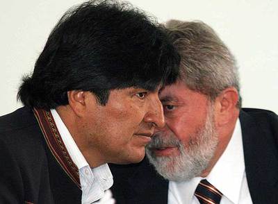Los presidentes de Brasil, Luiz Inácio Lula da Silva (derecha), y de Bolivia, Evo Morales, ayer en Brasilia.