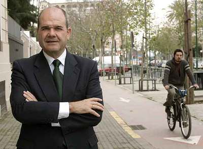 Manuel Chaves, en una calle de Sevilla el pasado jueves.