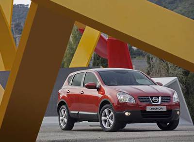 El Qashqai tiene una línea compacta para poder circular con agilidad en ciudad. El diseño aerodinámico del frontal y el estilo robusto del lateral y de la zaga definen su imagen.