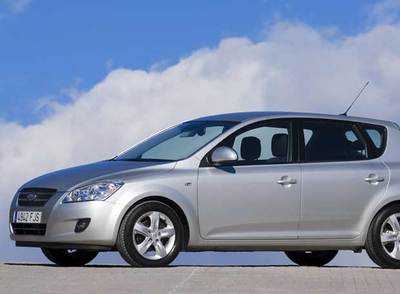 El Kia Cee'd tiene una línea moderna y equilibrada. Destaca el diseño en cuña del frontal, que lleva la parrilla adelantada, y sobre todo integra con gusto el tercer cristal lateral y los dos parachoques.